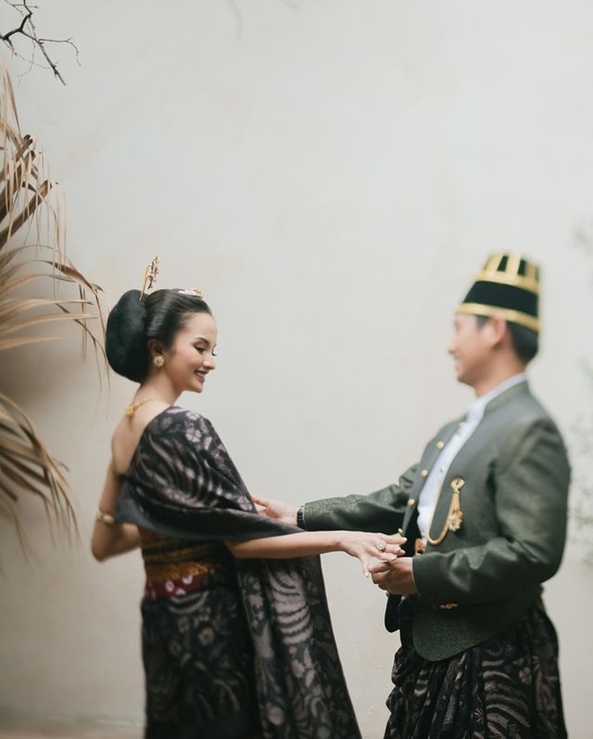 Pernikahan tinggal menghitung hari&comma; Belva Devara dan Sabrina Anggraini jalani pemotretan prewedding pakai adat Jawa&period; Yuk&comma; intip&excl;