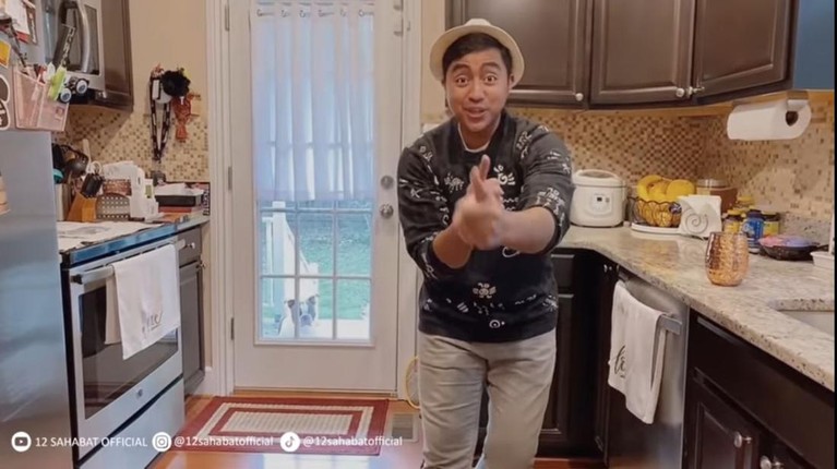 Rumah Kia AFI di Amerika Lama tak terdengar kabarnya, Kia AFI telah hijrah dan kini tinggal di Amerika. Yuk, kita intip potret rumahnya di Amerika!
