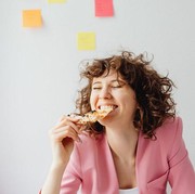 Cegah Omicron dengan Hindari 5 Makanan Ini Agar Tak Mudah Tumbang