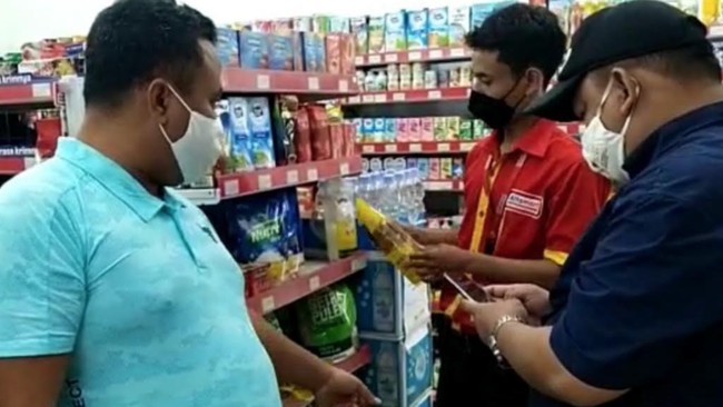 Anggota DPRD Serang menduga terjadi penimbunan minyak goreng oleh toko waralaba di Kecamatan Anyer usai melakukan sidak pada Jumat (18/2).