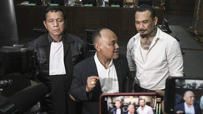 Polda Metro Jaya menghentikan laporan yang dilayangkan oleh Adam Deni terhadap pengacara musisi I Gede Ari Astina alias Jerinx, Sugeng Teguh Santoso.