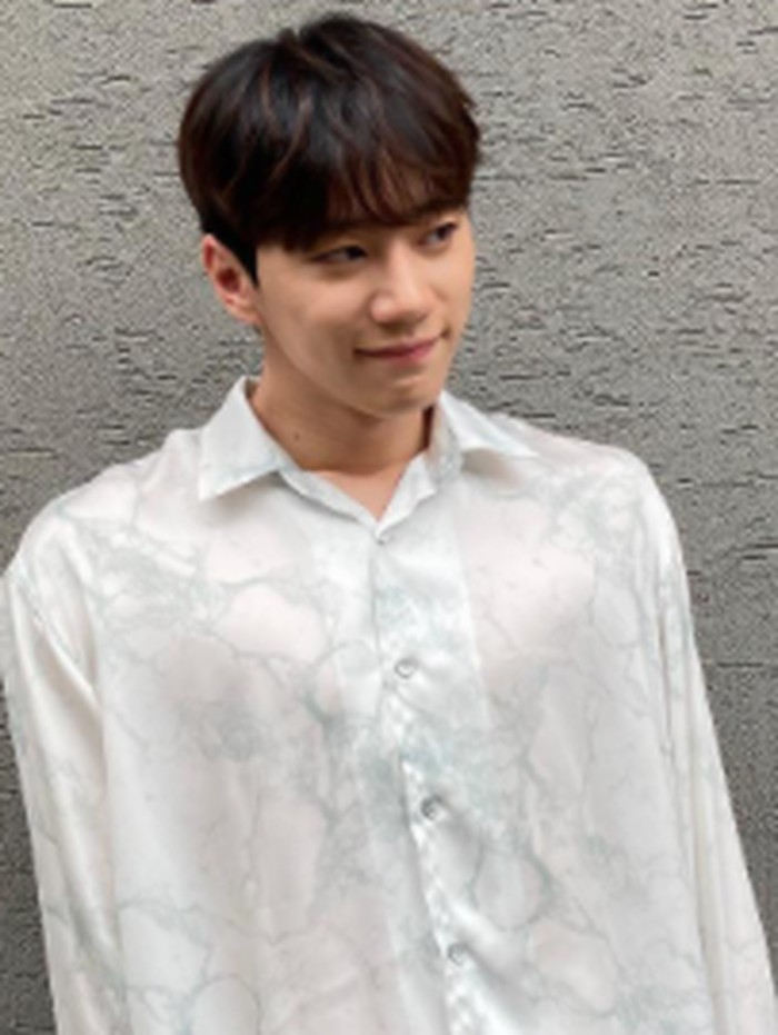Tahun 2020, namanya semakin dikenal setelah membintangi drama Please Don't Hate Him. Dengan bakat aktingnya, Lee Jun Young juga berkesempatan membintangi sejumlah drama musikal./ foto: instagram.com/real_2junyoung