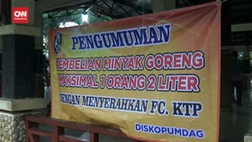 VIDEO: Ratusan Warga Diguyur Hujan Demi Antre Minyak Goreng Murah