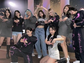 Sold Out! TWICE Jadi Girl Group K-pop Pertama yang Akan Konser di