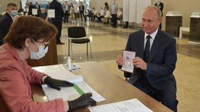 Rusia Tawarkan Warga Ukraina Ganti Paspor Jalur Cepat