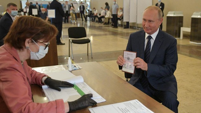 Rusia disebut mempercepat prosedur pembuatan paspor kewarganegaraan bagi warga Ukraina yang ingin menjadi bagian Negeri Beruang Merah.