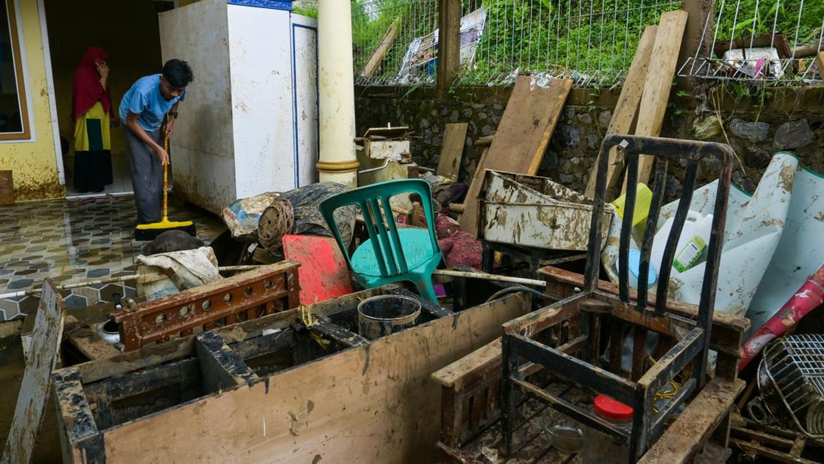 FOTO: Bersih-bersih Usai Banjir Rendam Kota Sukabumi