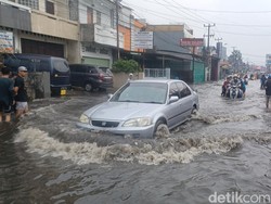 Penampakan Jalan Kopo Sayati Bandung Banjir, Lalin Tersendat!