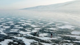 FOTO: Berwisata Jelajah Danau Beku di Turki dengan Kereta Luncur