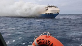 FOTO: Kebakaran Kapal Kargo Bermuatan Mobil Mewah di Samudra Atlantik