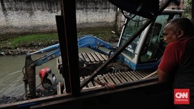 Pemprov DKI Klaim Keruk 1.653 Kubik Lumpur Kali Mampang
