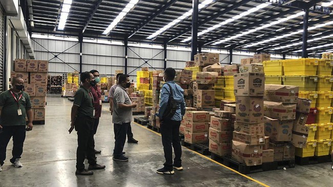 32 ribu dus minyak goreng di Lampung yang sebelumnya tertimbun mulai didistribusikan ke masyarakat.