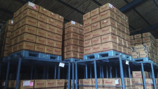 Satgas Pangan menyebarkan 1,1 juta kg minyak goreng yang diduga ditimbun di sebuah gudang di Deliserdang, Sumut, kepada masyarakat luas.