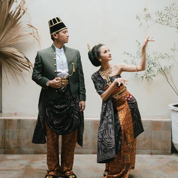 <p>Belva dan Sabrina membagikan beberapa foto dengan pose yang berbeda. Salah satunya, tampak Sabrina melenggok anggun bak penari. (Foto: instagram: @sabrinaanggraini @belvadevara)</p>