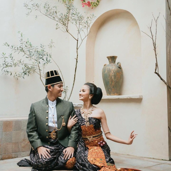 <p>Setelah itu, Belva dan Sabrina juga menjalani acara lamaran resmi antara kedua belah pihak keluarga. (Foto: instagram: @sabrinaanggraini @belvadevara)</p>