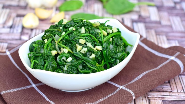 Healthy sautéed spinach with minced garlic