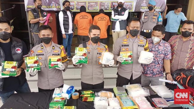Polisi menangkap enam orang pelaku terkait peredaran narkoba di Kampung Bahari, Jakarta Utara.