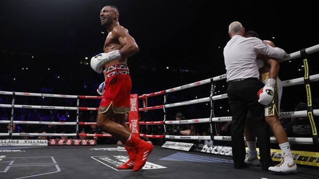 Amir Khan kalah TKO dari Kell Brook dalam pertarungan tinju kelas catchweight di Manchester Arena, Inggris, Sabtu (19/2) malam waktu setempat.