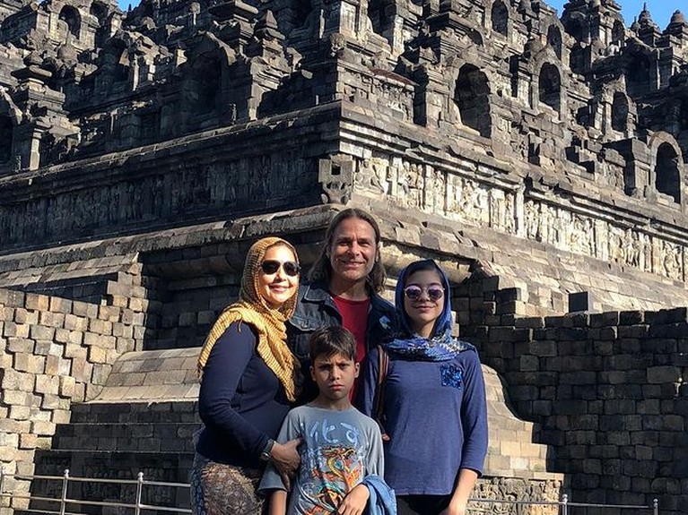 Ayu Azhari menjadi sorotan usai mengungkap bahwa ia pernah diajak nikah siri oleh Vicky Prasetyo. Yuk, intip potret terbarunya!