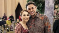 Terlihat Makin Kurus, Ivan Gunawan Curi Perhatian di Pernikahan Adik Ayu Ting Ting