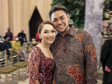 Terlihat Makin Kurus, Ivan Gunawan Curi Perhatian di Pernikahan Adik Ayu Ting Ting
