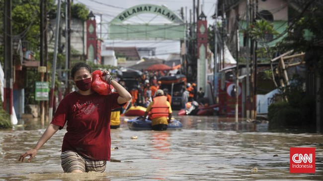 TNI memastikan sekitar 75 persen warga Pondok Gede Permai, Bekasi, telah dievakuasi setelah terjebak banjir.