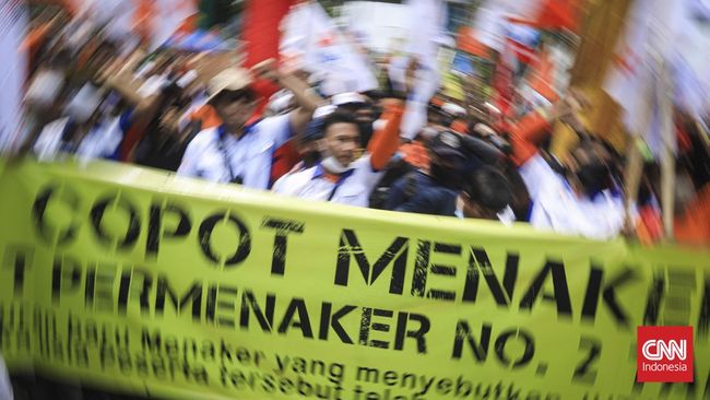 Buruh kembali menggelar unjuk rasa menolak Permenaker No 2 Tahun 2022 soal JHT dan menolak perpanjangan jabatan presiden, hari ini.