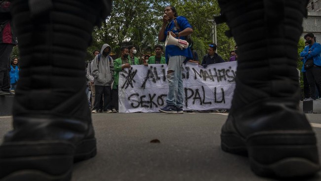 Bripka H ditetapkan sebagai tersangka penembakan dalam demo warga menolak tambang emas yang menewaskan seorang warga.