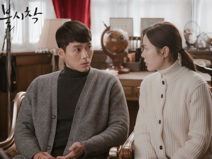 Di tengah kekacauan yang ada, Kapten Ri sempat mengenalkan Yoon Se Ri kepada orangtuanya. Di sini Yoon Se Ri dan penonton juga jadi lebih banyak tahu tentang sisi lain Ri Jeong Hyeok./ foto: tvN Drama