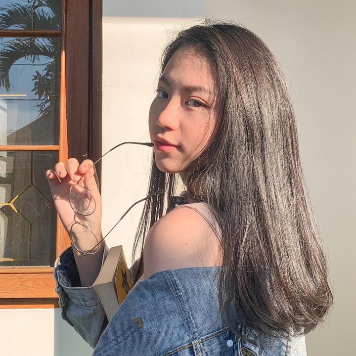 <p>Bunda masih ingat dengan gadis cilik di iklan Biskuat yang viral? Eveline Pribadi kini sudah menjelma jadi wanita cantik, Bunda. (Foto: Instagram @eveline.pribadi)</p>