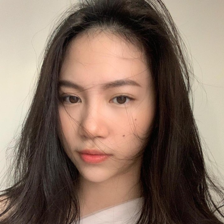 <p>Saat ini Eveline sudah tumbuh menjadi wanita cantik, Bunda. Kecantikannya yang natural membuat Eveline sering dilirik oleh berbagai <em>brand</em> skincare, lho. Bahkan ia dilirik oleh sebuah perusahaan dari Thailand. (Foto: Instagram @eveline.pribadi)</p>