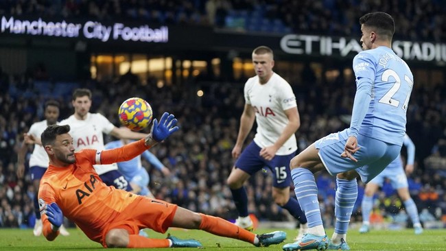 Kekalahan Manchester City 2-3 dari Tottenham Hotspur secara dramatis membuat Liverpool punya peluang besar untuk menjadi juara Liga Inggris musim ini.