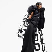 Marc Jacobs Rilis Koleksi Terbaru yang Bergaya Seksi dan Dramatis