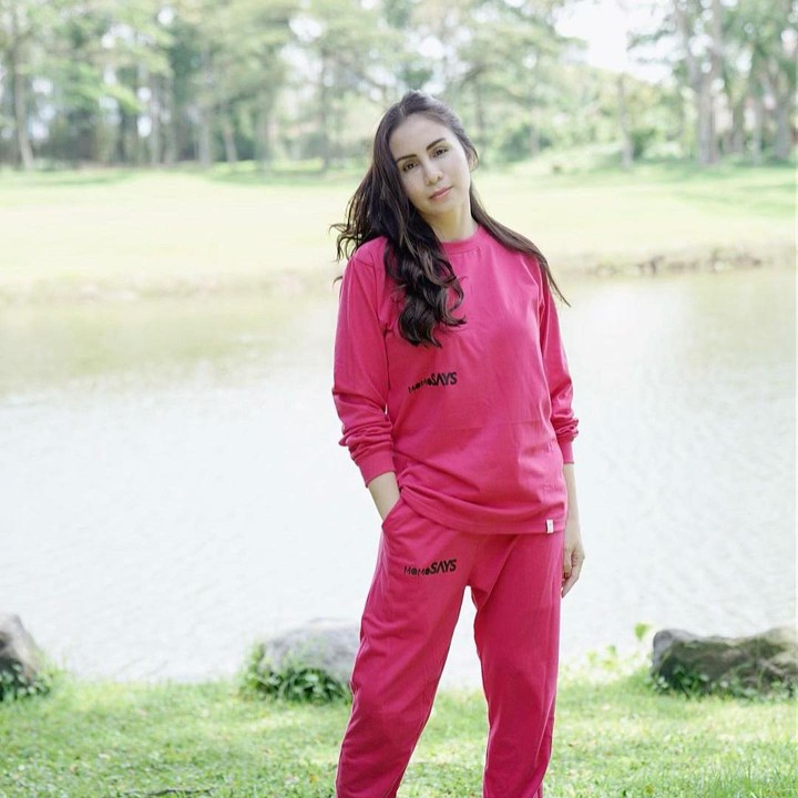 <p>Baru-bari ini, Momo Geisha mendapat perundungan dari warganet. Penampilan Bunda dua anak ini dikomentari pedas oleh netizen karena terlihat makin kurus. (Foto: Instagram @therealmomogeisha)</p>