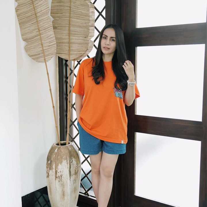 <p>Penampilan Momo dengan kaus dan hot pants membuatnya terlihat awet muda. Warna kaos dan sepatu oranye membuat Momo terlihat lebih fresh ya. (Foto: Instagram @therealmomogeisha)</p>