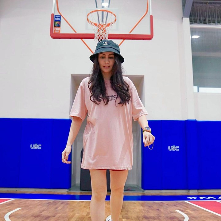 <p>Penampilannya pun makin kece dengan outfit casual. Mengenakan oversize T-shirt, menegaskan penampilan Momo yang tetap modis dan chic. Tetap keren kan, meski sudah memiliki dua anak. (Foto: Instagram @therealmomogeisha)</p>