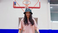 <p>Penampilannya pun makin kece dengan outfit casual. Mengenakan oversize T-shirt, menegaskan penampilan Momo yang tetap modis dan chic. Tetap keren kan, meski sudah memiliki dua anak. (Foto: Instagram @therealmomogeisha)</p>