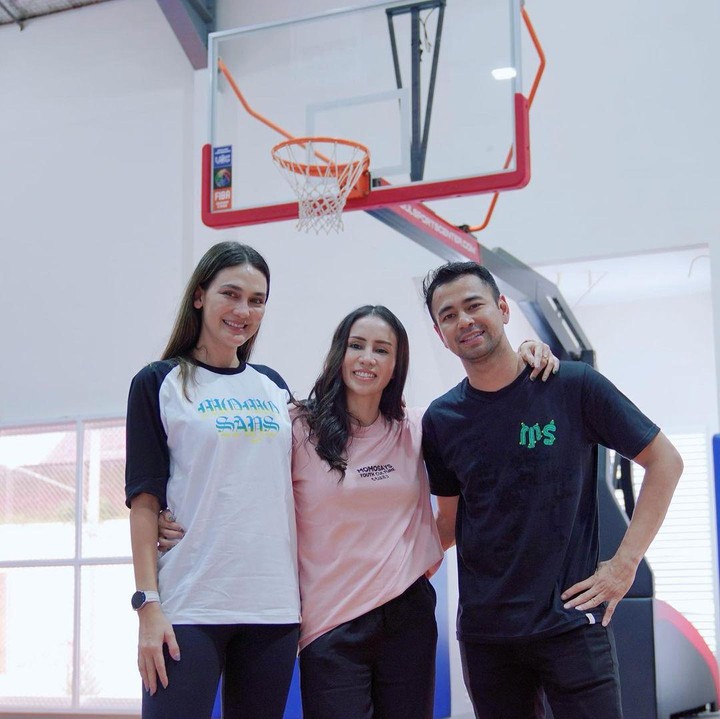 <p>Nah, saat berpose dengan Raffi Ahmad dan Luna Maya beberapa waktu lalu, Momo memang terlihat lebih kurus nih, Bunda. Bukan karena melakukan perubahan pada wajahnya ternyata ya. (Foto: Instagram @therealmomogeisha)</p>