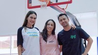<p>Nah, saat berpose dengan Raffi Ahmad dan Luna Maya beberapa waktu lalu, Momo memang terlihat lebih kurus nih, Bunda. Bukan karena melakukan perubahan pada wajahnya ternyata ya. (Foto: Instagram @therealmomogeisha)</p>