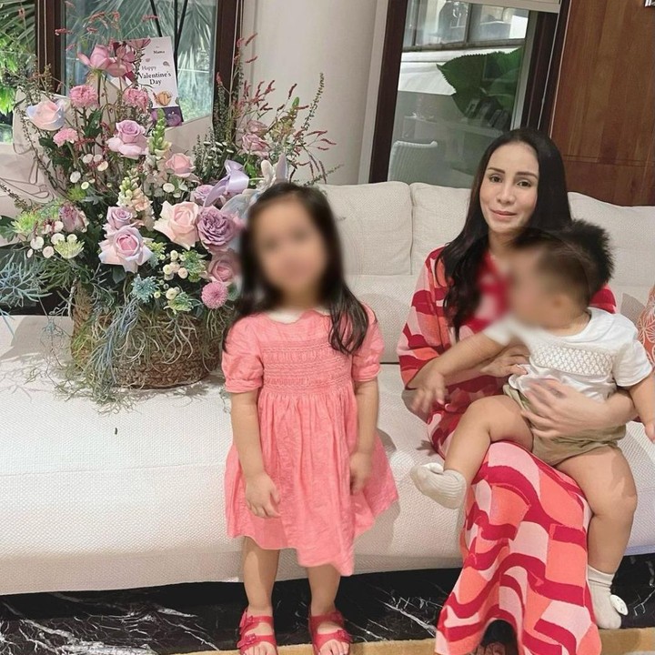 <p>Dalam foto itu, Momo nampak mengenakan homewear bernuansa pink bersama kedua anak dan suaminya. Wajah Momo memang terlihat tirus nih, Bunda. (Foto: Instagram @therealmomogeisha)</p>