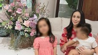 <p>Dalam foto itu, Momo nampak mengenakan homewear bernuansa pink bersama kedua anak dan suaminya. Wajah Momo memang terlihat tirus nih, Bunda. (Foto: Instagram @therealmomogeisha)</p>