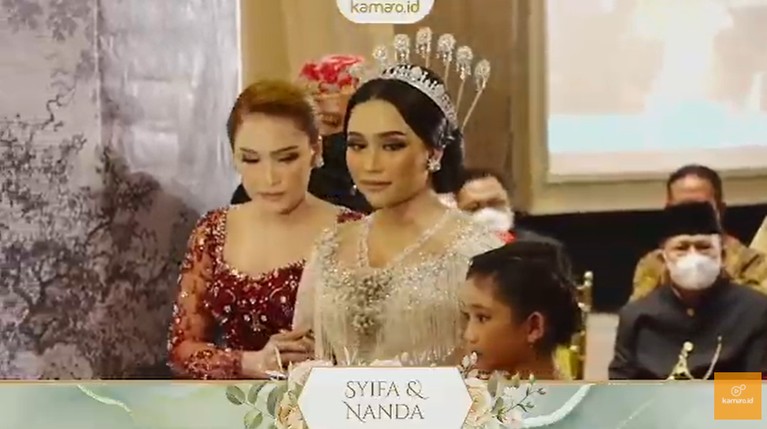 Pernikahan Adik Ayu Ting Ting Syifa, adik Ayu Ting Ting gelar akad nikah dengan sang pujaan hati Nanda Fachrizal hari Minggu (20/2). Yuk intip momennya!