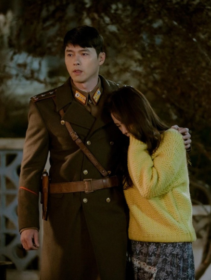 Persembunyian Yoon Se Ri tidak berjalan mulus. Ia nyaris ketahuan sebagai warga negara asing, tepatnya Korea Selatan. Dengan sigap, Kapten Ri berbohong dengan bilang kalau Yoon Se Ri adalah tunangannya./ foto: tvN Drama