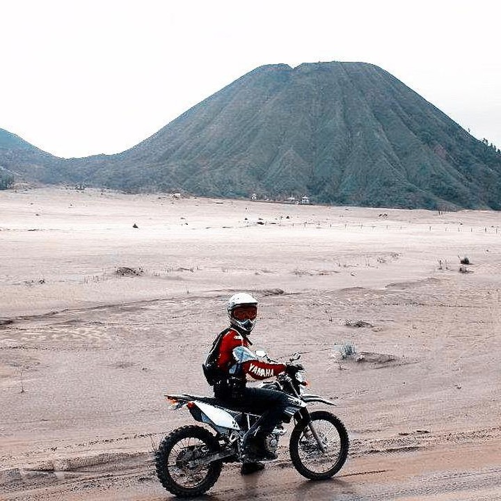 <p>Selain balap mobil, Marrel juga kerap mencoba balap motor trail. Pemuda yang satu ini memang gemar menggeluti olahraga <em>outdoor,</em> Bunda. (Foto: Instagram @marrel.sk) </p>