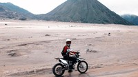 <p>Selain balap mobil, Marrel juga kerap mencoba balap motor trail. Pemuda yang satu ini memang gemar menggeluti olahraga <em>outdoor,</em> Bunda. (Foto: Instagram @marrel.sk) </p>