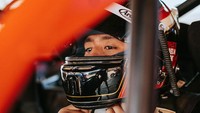 <p>Kini sudah dewasa, Marrel juga mengikuti jejak sang Ayah dengan menjadi pembalap. Ia merupakan anggota dari Beagle Jogja Rally Team yang sudah sering berkompetisi, Bunda. (Foto: Instagram @marrel.sk) </p>