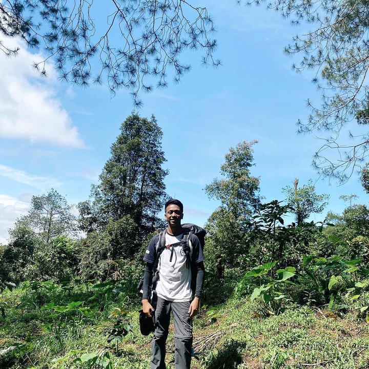 <p>Selain berolahraga, Marrel juga sering berpetualang di alam bebas. Ia juga diketahui tengah merintis bisnis daging sapi. Belum lama ini sosoknya viral karena terlihat sedang makan di warung angkringan pinggir jalan, Bunda. (Foto: Instagram @marrel.sk) </p>