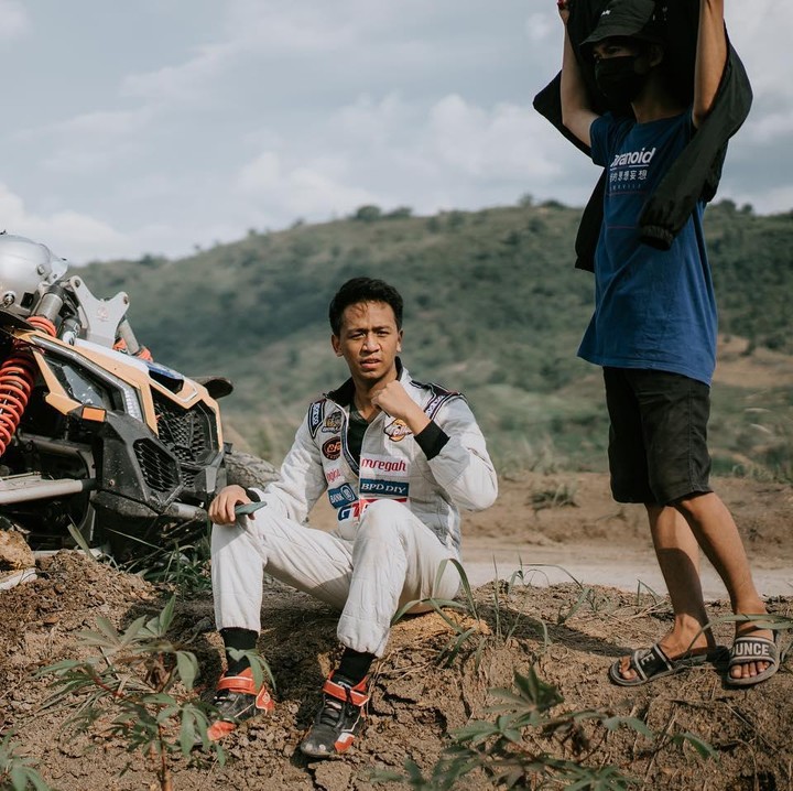 <p>Pria yang akrab disapa Marrel ini adalah putra dari GKR Condrokirono, putri kedua Sri Sultan Hamengkubuwono X. Sedangkan ayahnya merupakan Erry Triawa, seorang pembalap reli yang bergelar Kanjeng Raden Tumenggung Suryokusumo. (Foto: Instagram @marrel.sk) </p>