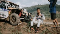 <p>Pria yang akrab disapa Marrel ini adalah putra dari GKR Condrokirono, putri kedua Sri Sultan Hamengkubuwono X. Sedangkan ayahnya merupakan Erry Triawa, seorang pembalap reli yang bergelar Kanjeng Raden Tumenggung Suryokusumo. (Foto: Instagram @marrel.sk) </p>