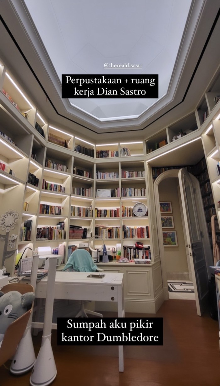 Masuk ke bagian dalam, ini adalah potret perpustakaan sekaligus ruang kerja Dian Sastro. Di sekeliling terdapat buku-buku yang tersusun rapih di rak dan di bagian depannya terdapat meja kerjanya. (Foto: Instagram.com/biasalahanakmuda)